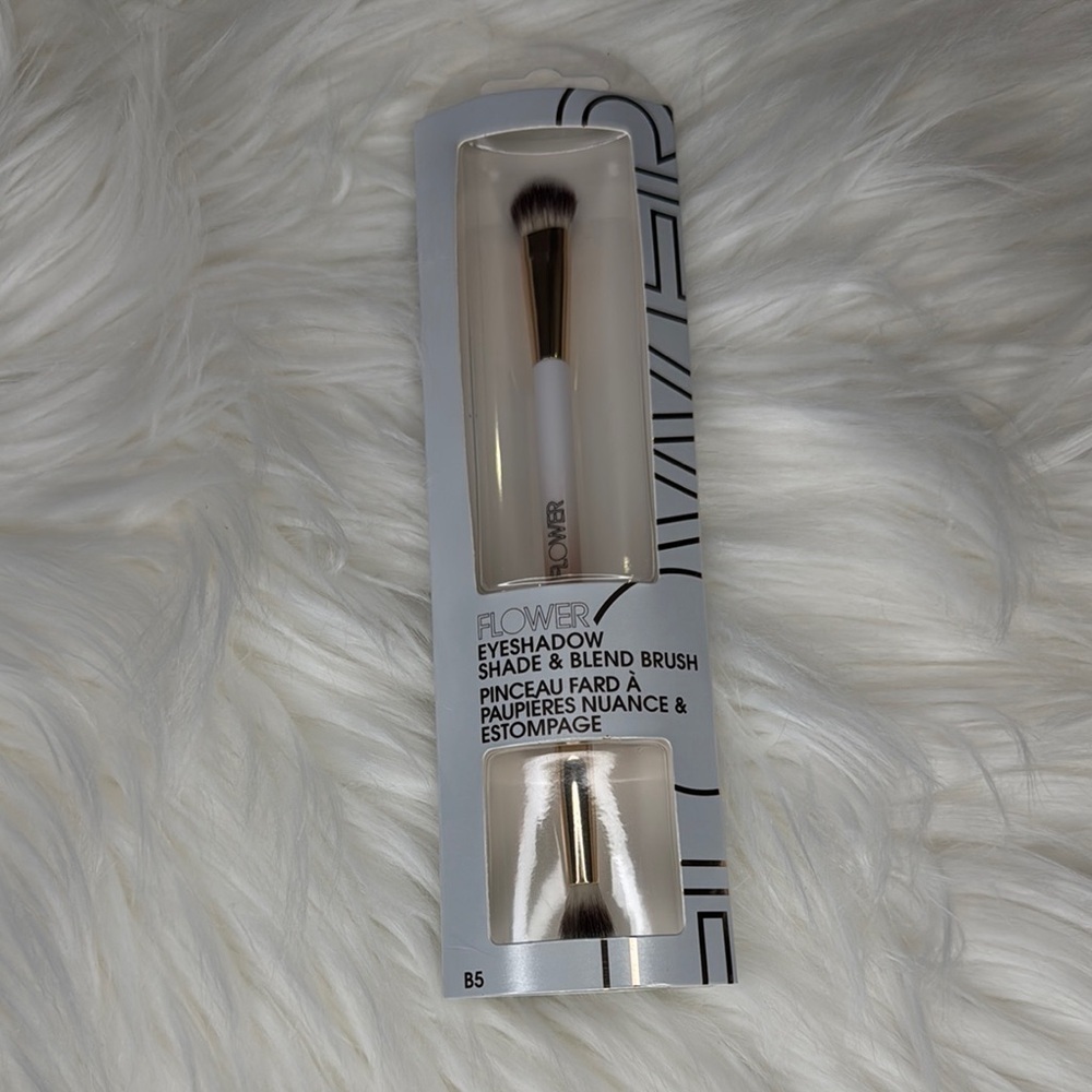 Flower by Drew Barrymore Eyeshadow Shade & Blend Brush